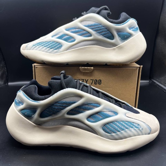 ADIDAS YEEZY 700 V3 BOOST KYANITE BLUE (GY0260) size: 9.5 - Picture 3 of 8